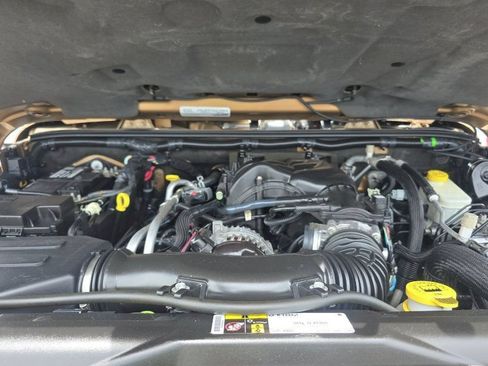 Used 2015 Jeep Wrangler Unlimited Rubicon w/ Connectivity Group AWD/4WD image 17