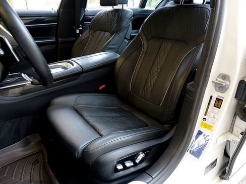 Used 2021 BMW 740i w/ M Sport Package image 11