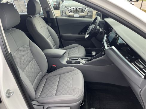 Used 2020 Kia Niro LXS FWD image 16