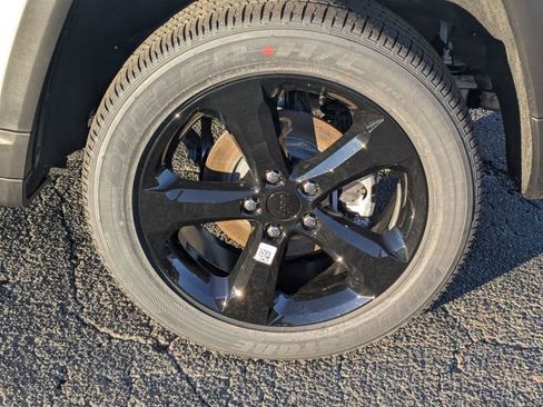 New 2025 Jeep Grand Cherokee Altitude image 8