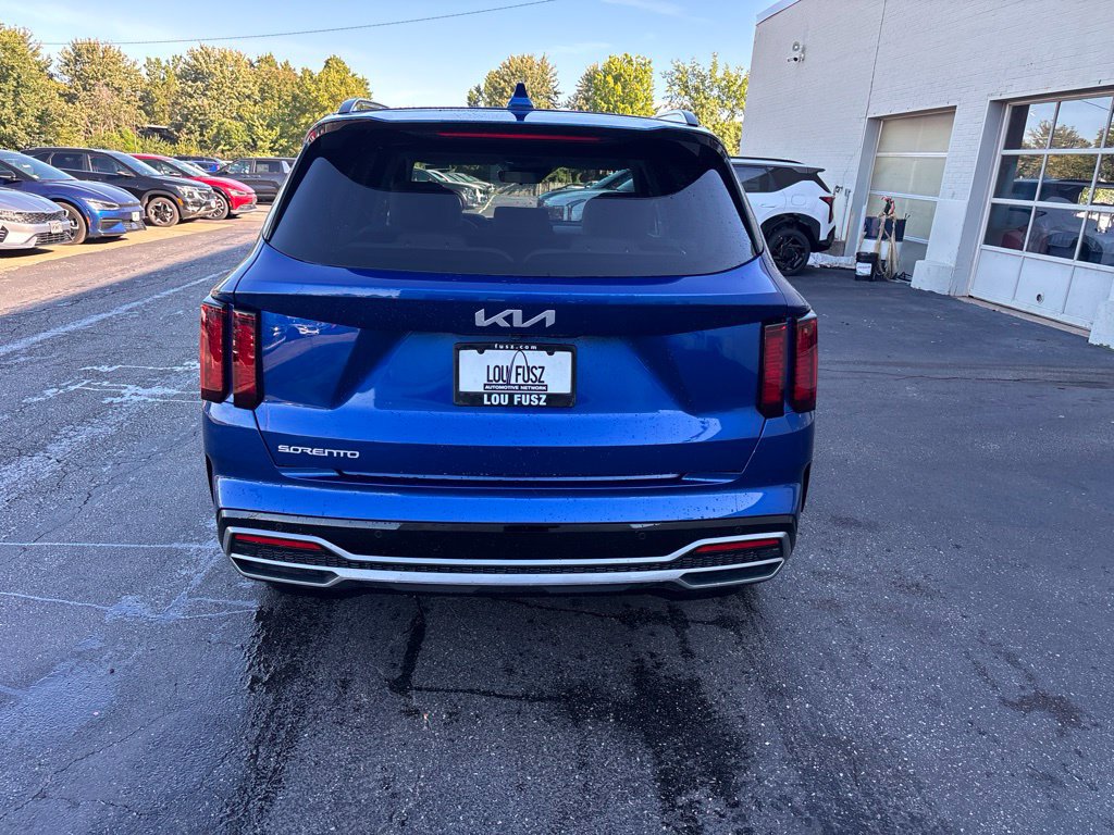 Used 2023 Kia Sorento S w/ Panoramic Sunroof Package FWD image 4