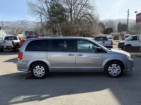 Used 2017 Dodge Grand Caravan SE image 3