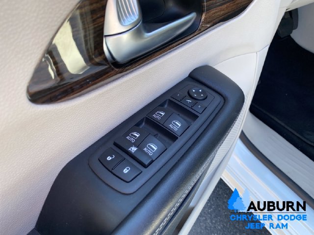 Used 2023 Chrysler Pacifica Limited FWD image 10