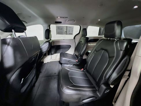 Used 2023 Chrysler Pacifica Touring-L FWD image 28