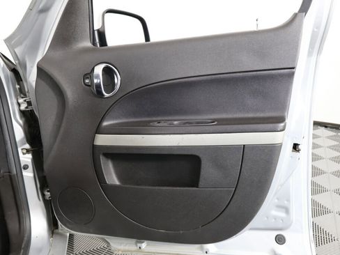 Used 2010 Chevrolet HHR LT image 25