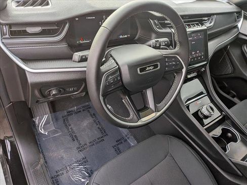 New 2025 Jeep Grand Cherokee L Laredo image 3