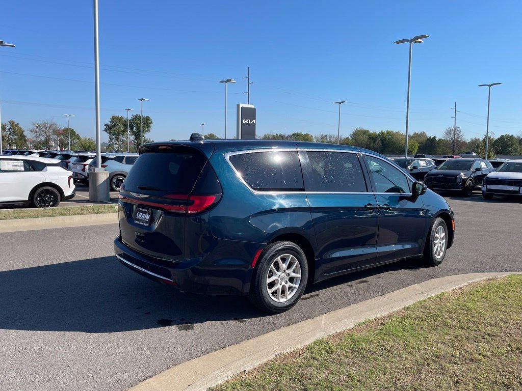 Used 2023 Chrysler Pacifica Touring-L FWD image 7