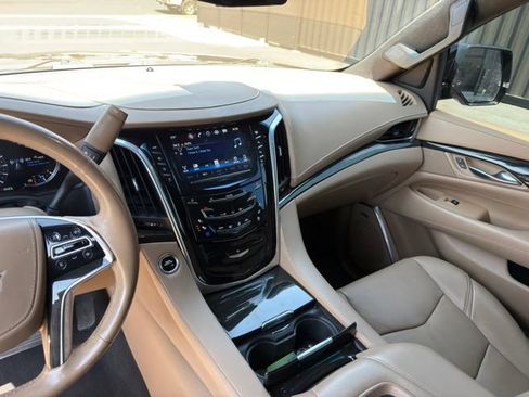Used 2019 Cadillac Escalade Platinum AWD/4WD image 18