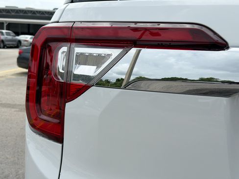 Used 2021 GMC Acadia Denali w/ Denali Technology Package FWD image 10