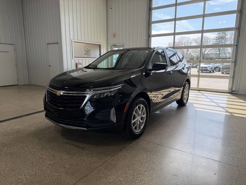 Used 2022 Chevrolet Equinox LT w/ Driver Convenience Package AWD/4WD image 2