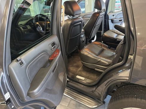 Used 2011 Cadillac Escalade Luxury image 27