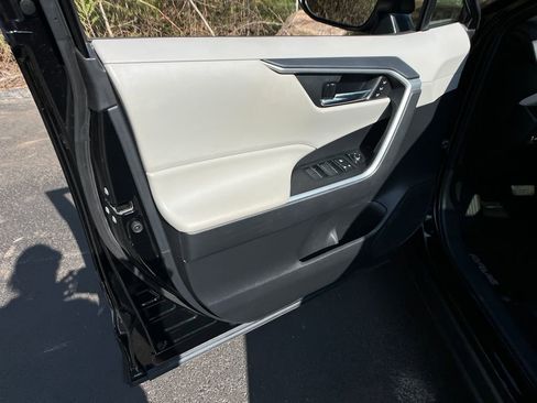 Used 2019 Toyota RAV4 XLE Premium w/ Cold Weather Package AWD/4WD image 11