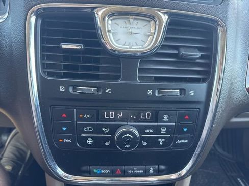 Used 2012 Chrysler Town & Country Touring-L w/ Premium Group FWD image 21