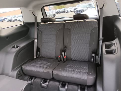 Used 2023 GMC Acadia SLE image 16