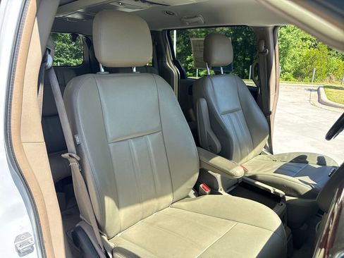Used 2016 Chrysler Town & Country Touring FWD image 33