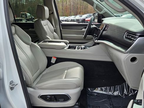 Used 2023 Jeep Wagoneer Series III w/ Preferred Equipment Group image 15