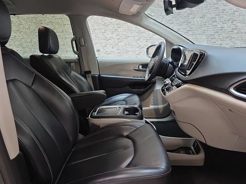 Used 2023 Chrysler Pacifica Touring-L FWD image 8