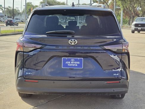 Used 2026 Toyota Sienna XLE FWD image 8