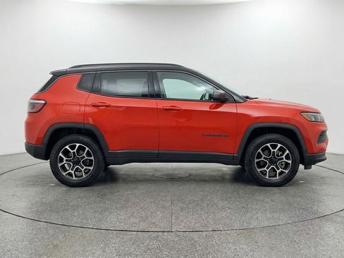 Used 2025 Jeep Compass Trailhawk AWD/4WD image 8
