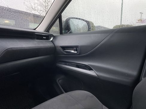 Used 2021 Toyota Venza LE image 18