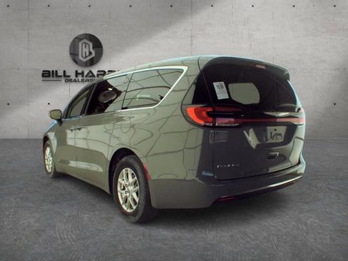 Used 2023 Chrysler Pacifica Touring-L FWD image 2