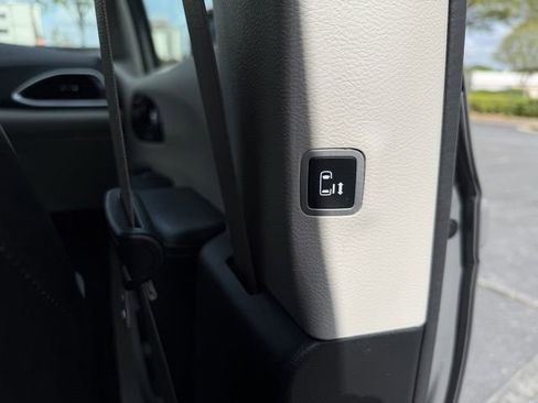 Used 2023 Chrysler Pacifica Limited FWD image 35