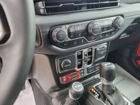 Used 2025 Jeep Wrangler Unlimited Rubicon 4xe w/ Safety Group AWD/4WD image 18