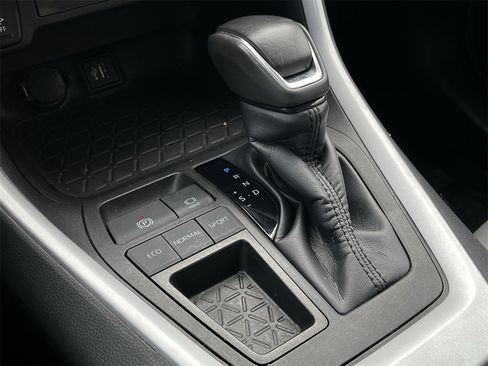 Used 2023 Toyota RAV4 XLE Premium image 17