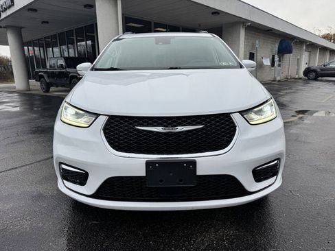 Used 2022 Chrysler Pacifica Touring-L image 9