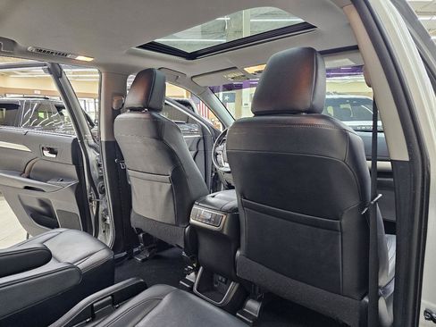 Used 2019 Toyota Highlander XLE FWD image 25