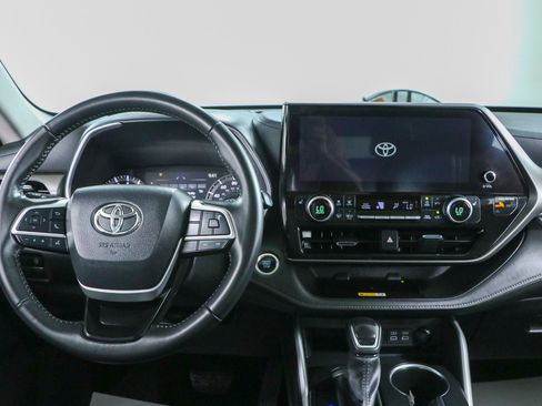Used 2024 Toyota Highlander XLE FWD image 18