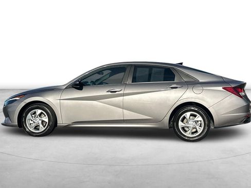 Used 2023 Hyundai Elantra SE image 3