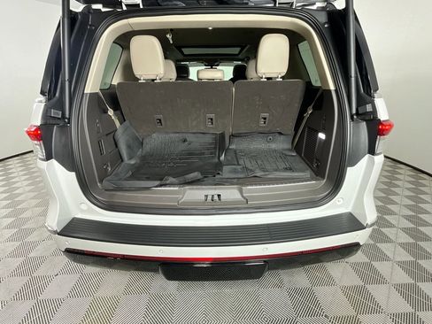 Used 2024 Lincoln Navigator Premiere image 28