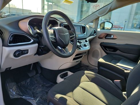 Used 2024 Chrysler Voyager LX image 19