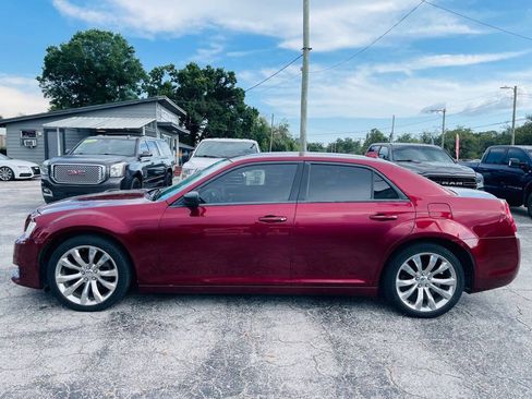 Used 2019 Chrysler 300 Touring w/ Chrome Appearance Package RWD image 6