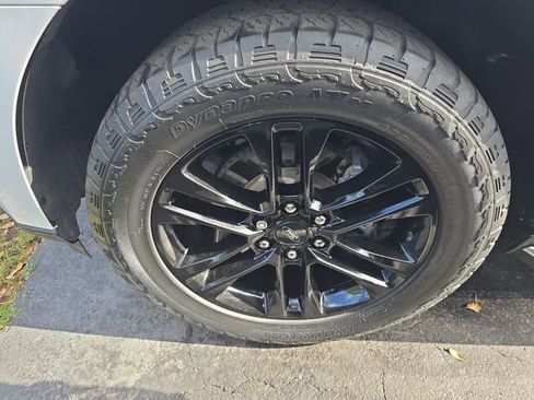 Used 2023 Ford Expedition XLT image 9