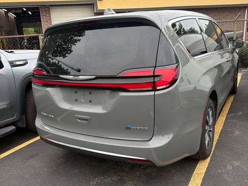 Used 2022 Chrysler Pacifica Touring-L FWD image 4