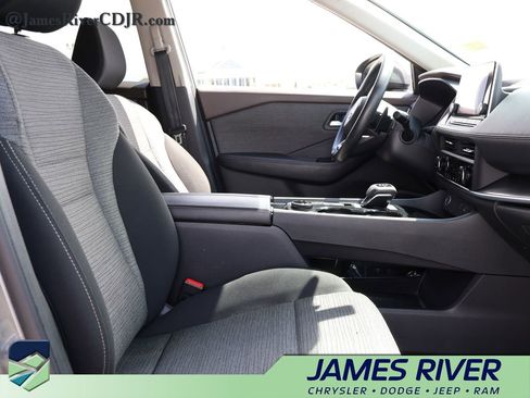 Used 2023 Nissan Rogue SV image 9