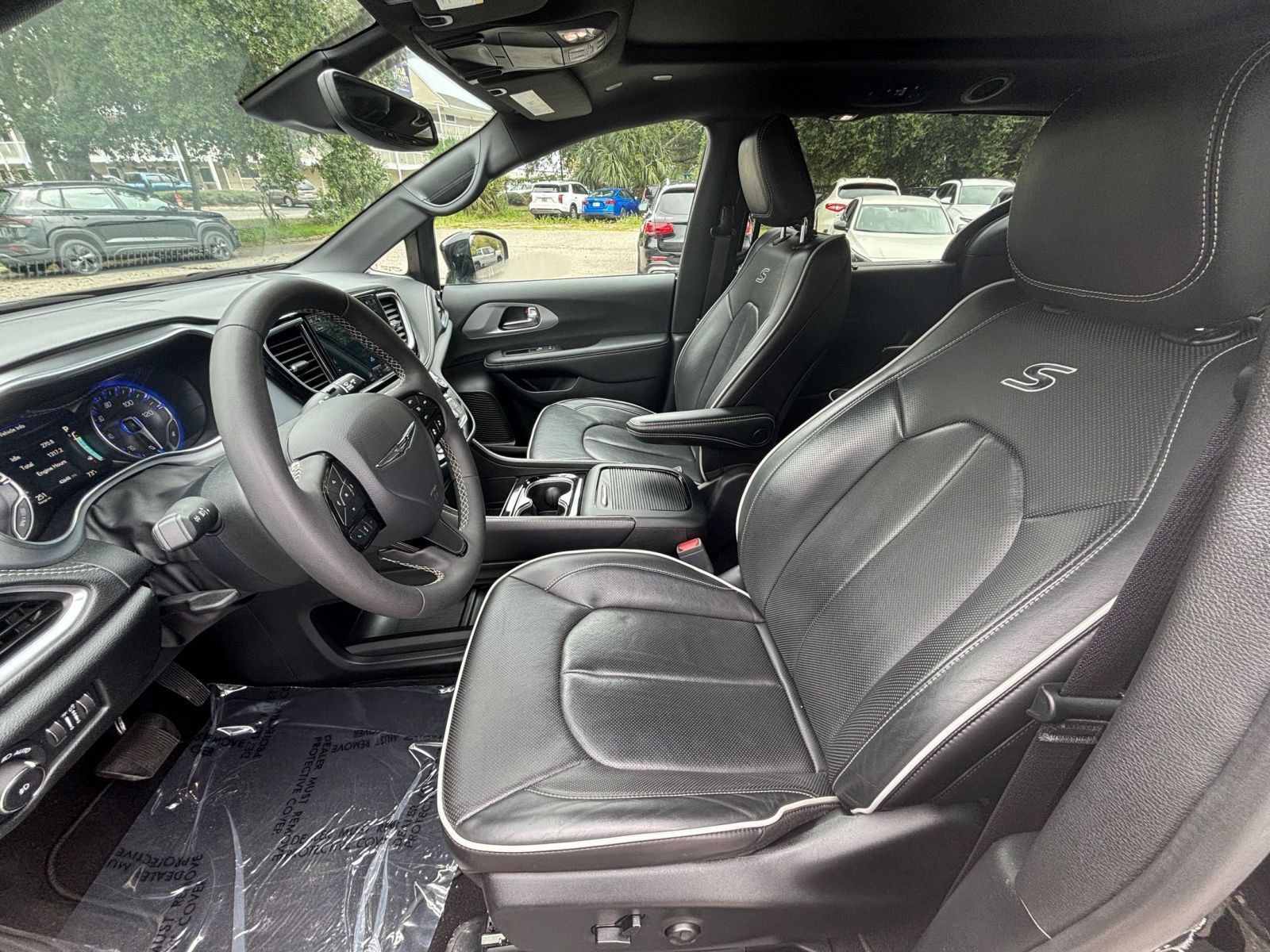Used 2025 Chrysler Pacifica Limited FWD image 29