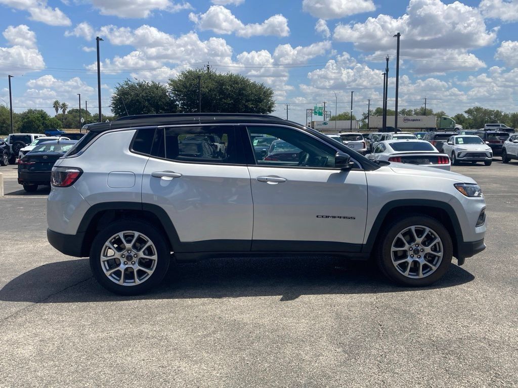 Used 2025 Jeep Compass Limited AWD/4WD image 3