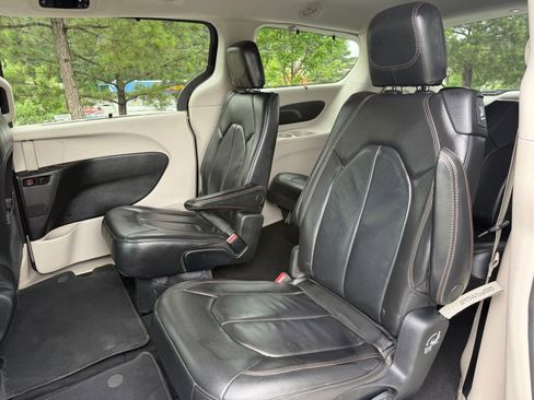 Used 2017 Chrysler Pacifica Touring-L FWD image 40