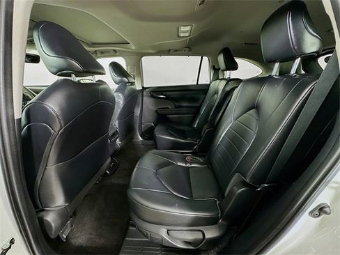 Used 2023 Toyota Highlander XLE image 32