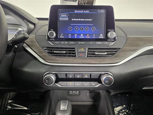 Used 2025 Nissan Altima 2.5 SV FWD image 32