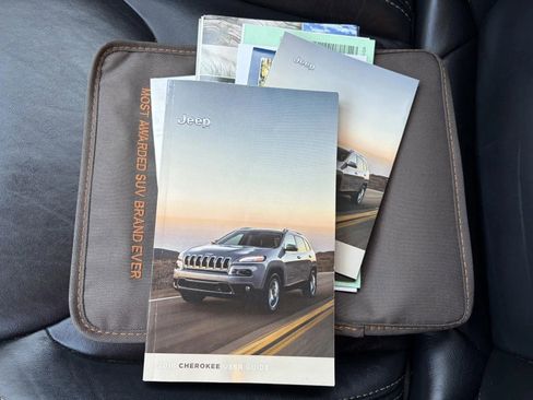 Used 2016 Jeep Cherokee Limited image 24