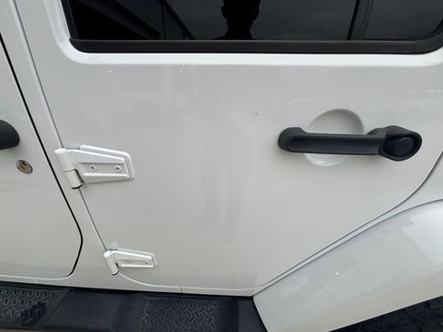 Used 2018 Jeep Wrangler Unlimited Sahara w/ Connectivity Group image 31