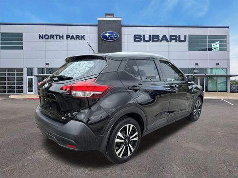 Used 2018 Nissan Kicks SV FWD image 3
