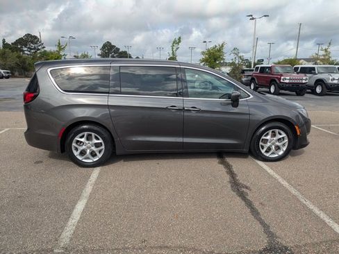 Used 2018 Chrysler Pacifica Touring Plus w/ Tire & Wheel Group image 4