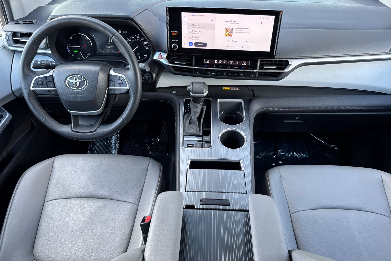 Used 2025 Toyota Sienna XLE FWD image 16
