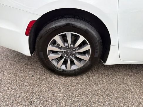 Used 2024 Chrysler Pacifica Limited FWD image 44