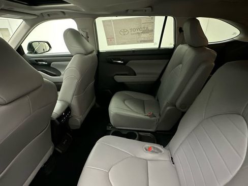 Certified 2024 Toyota Highlander XLE AWD/4WD image 10